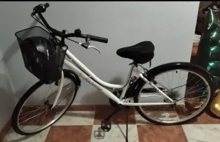 Bicicleta nueva de paseo con cesta y casco 95€