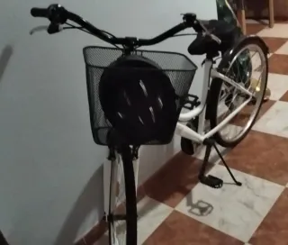 Bicicleta nueva de paseo con cesta y casco 95€