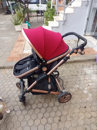 Carro de bebé color burdeos y dorado