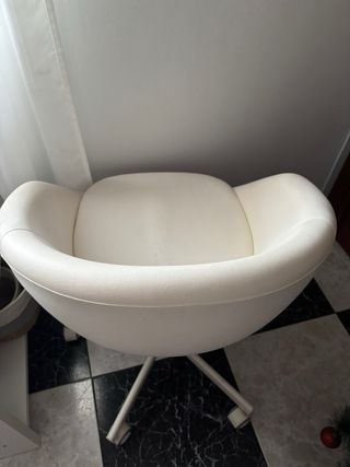 Silla de escritorio blanca con ruedas