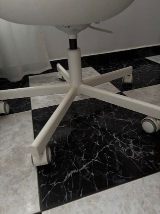 Silla de escritorio blanca con ruedas