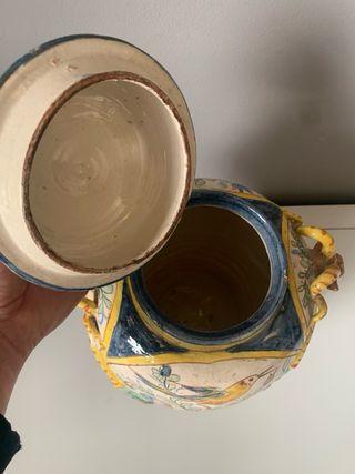 Antico vaso in maiolica con portavaso