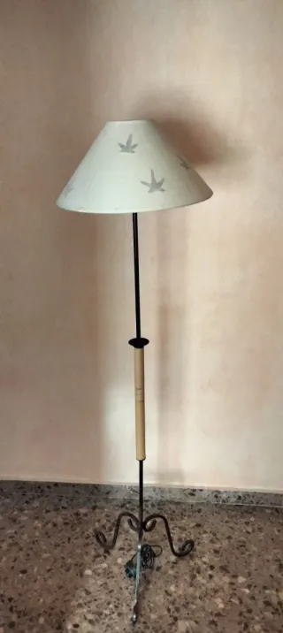 Lámpara de pie de forja