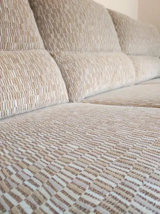 Sofá de tela beige y marrón