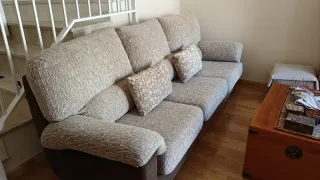 Sofá de tela beige y marrón