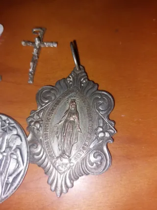 Medalla religiosa y crucifijos vintage