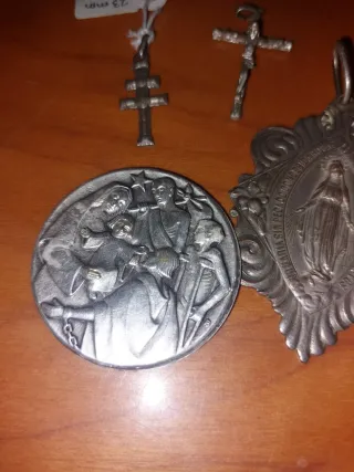 Medalla religiosa y crucifijos vintage