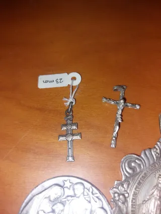 Medalla religiosa y crucifijos vintage