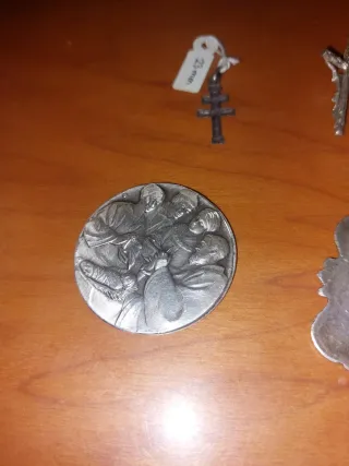 Medalla religiosa y crucifijos vintage