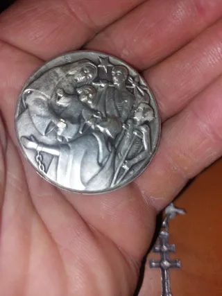 Medalla religiosa y crucifijos vintage