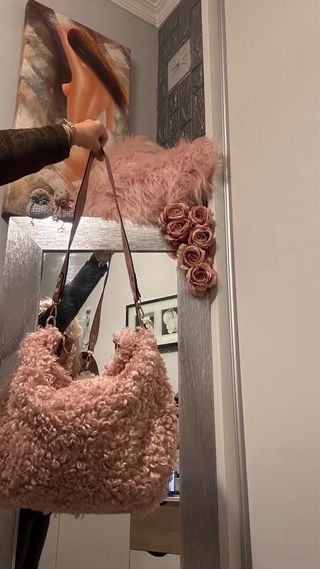 Bolsa grande fofa rosa e é creme no forro