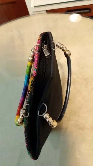 Bolso negro bordado multicolor