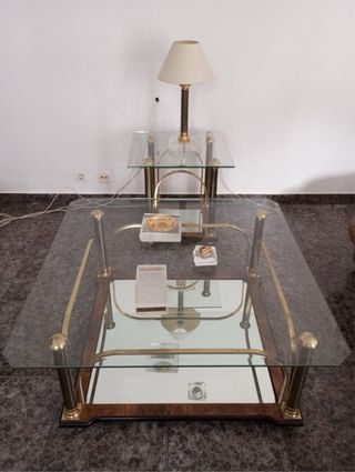 Mesas cristal, lámpara y ceniceros dorados