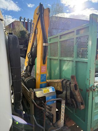 4 camiones Nissan Cabstar grúa y volquete