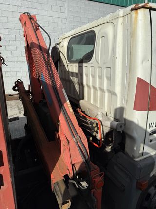 4 camiones Nissan Cabstar grúa y volquete