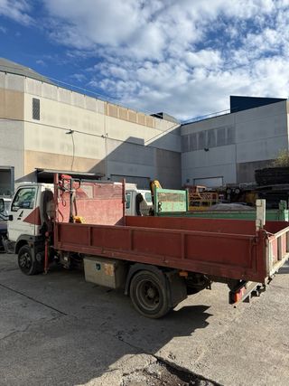 4 camiones Nissan Cabstar grúa y volquete