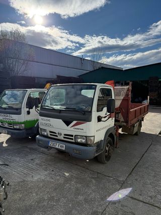 4 camiones Nissan Cabstar grúa y volquete