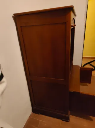 Mueble de madera antiguo para TV