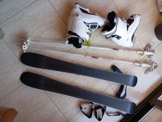 Attrezzatura sci completa: scarponi, sci e bastoncini