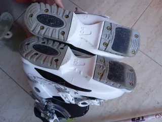 Attrezzatura sci completa: scarponi, sci e bastoncini