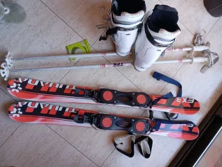 Attrezzatura sci completa: scarponi, sci e bastoncini