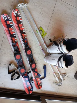 Attrezzatura sci completa: scarponi, sci e bastoncini