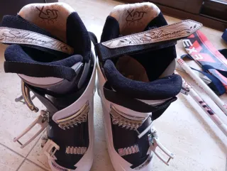 Attrezzatura sci completa: scarponi, sci e bastoncini