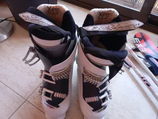 Attrezzatura sci completa: scarponi, sci e bastoncini