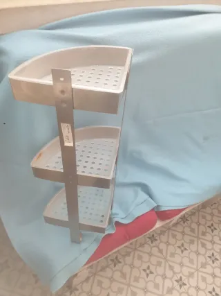 Estantería esquinera de metal para baño GRUNTAL