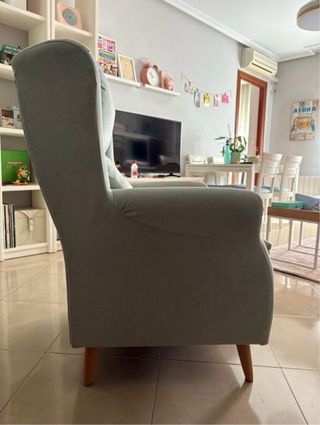 Sillón orejero verde con reposapiés