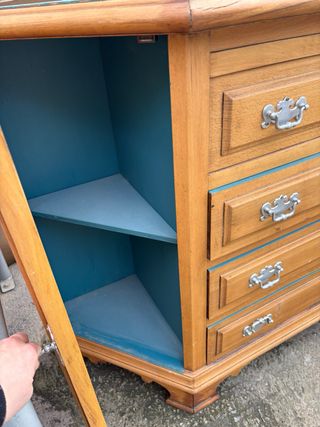 Mueble de madera con cajones y puertas