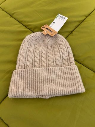 Gorro de lana trenzado beige