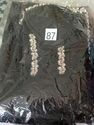 Falda negra elegante con pedrería