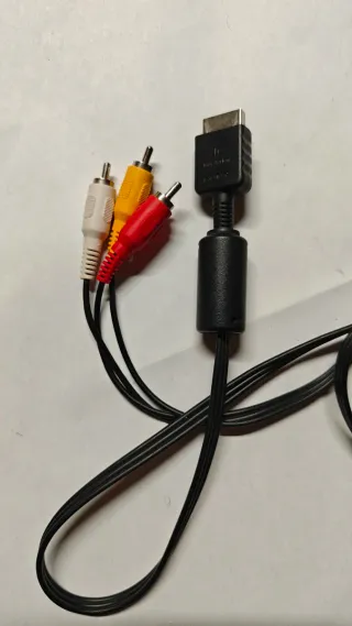 PlayStation 1 gris con 3 mandos