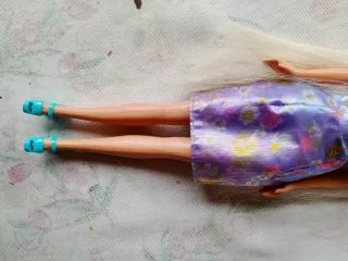 Bambola Barbie con vestito viola