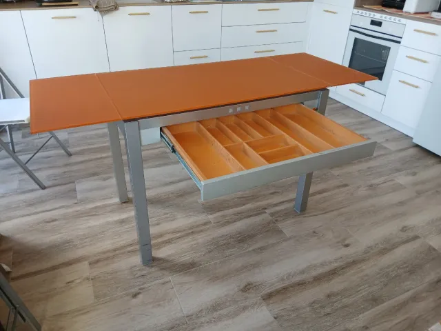 Mesa de cocina extensible, cristal naranja y metal