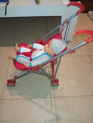 Muñeca con carrito de juguete