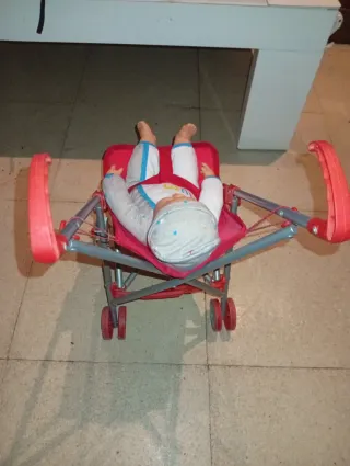 Muñeca con carrito de juguete