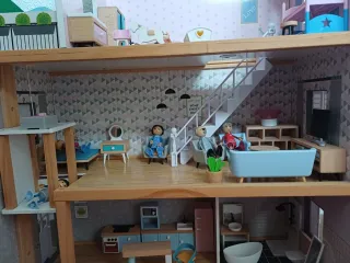 Casa de muñecas con ascensor y muebles