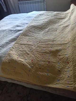 Colcha amarilla flores cama 1.35