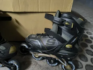 Patines en línea negros y dorados