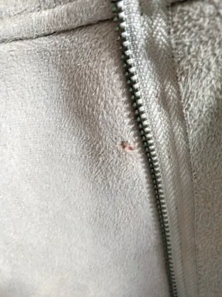 Abrigo de invierno beige y blanco con borreguillo.