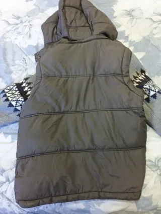 Abrigo con mangas desmontables