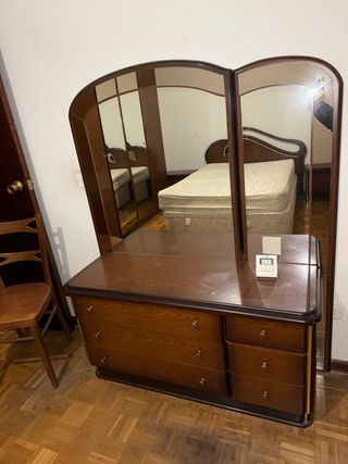 Tocador de madera con espejo y cajones