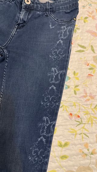 Pantalones vaqueros con estampado