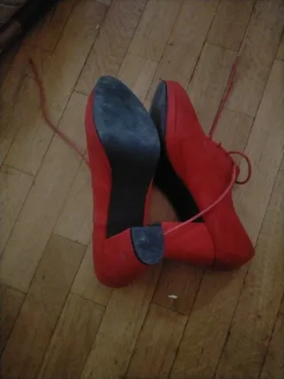 Zapatos rojos de mujer con cordones