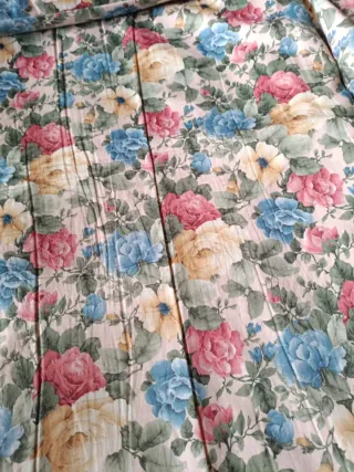 Sofá de madera con cojines florales