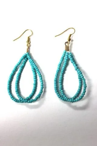 Llaveros , pendientes , collares , pulseras person