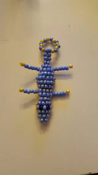 Llaveros , pendientes , collares , pulseras person