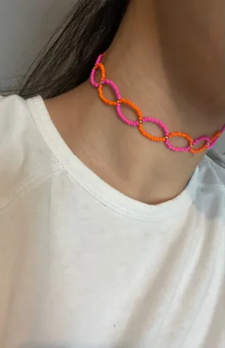 Llaveros , pendientes , collares , pulseras person